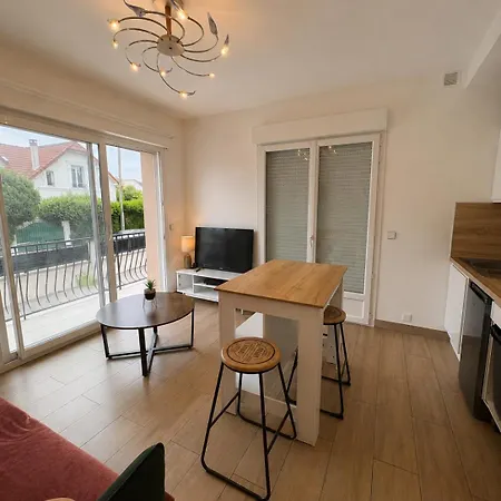 A Trois Pas De La Gare- Rer A Apartamento *